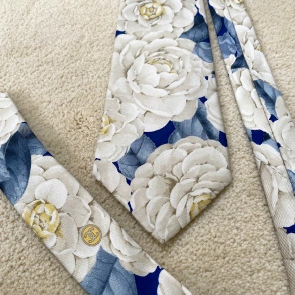 Chanel men’s silk tie. White and blue